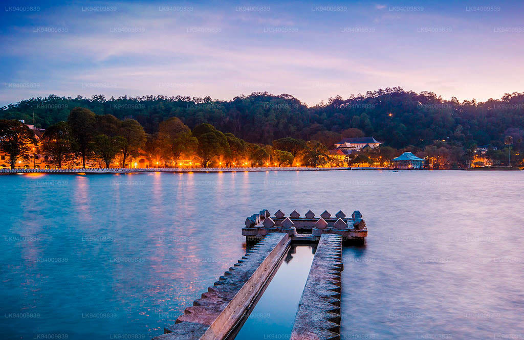 kandy lake Sri Lanka tharu tour